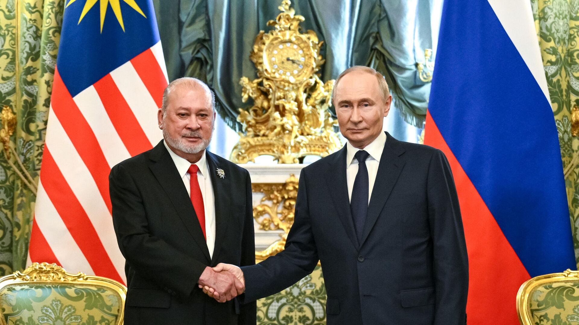 Президент России Владимир Путин провел переговоры с верховным правителем Малайзии султаном Ибрагимом  - РИА Новости, 1920, 06.08.2025