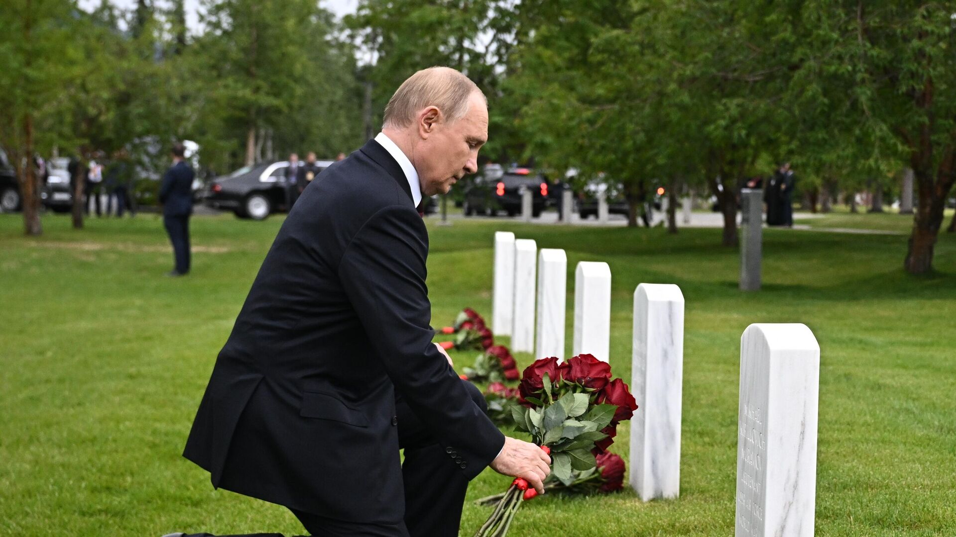 Президент Владимир Путин возложил цветы к могилам советских воинов на Аляске - РИА Новости, 1920, 15.08.2025