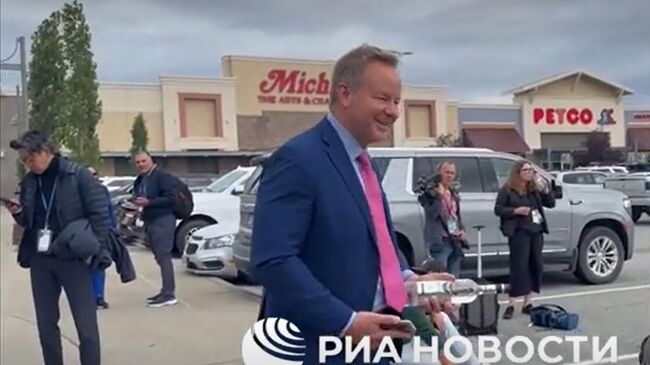 Журналист Гленн получил в подарок от российского коллеги бутылку русской водки 