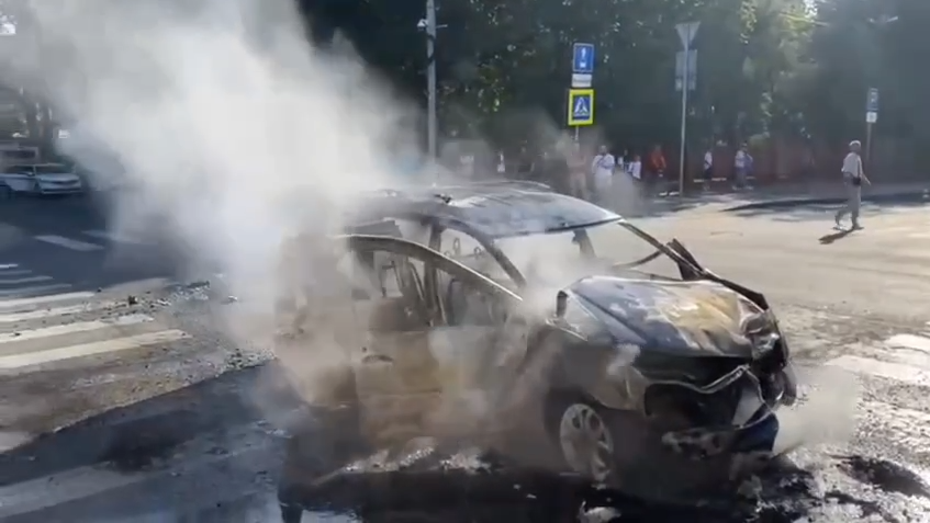 Сгоревшая машина - РИА Новости, 1920, 16.08.2025