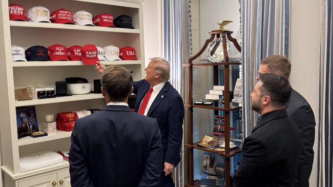 Трамп показал Зеленскому и Макрону свою коллекцию кепок