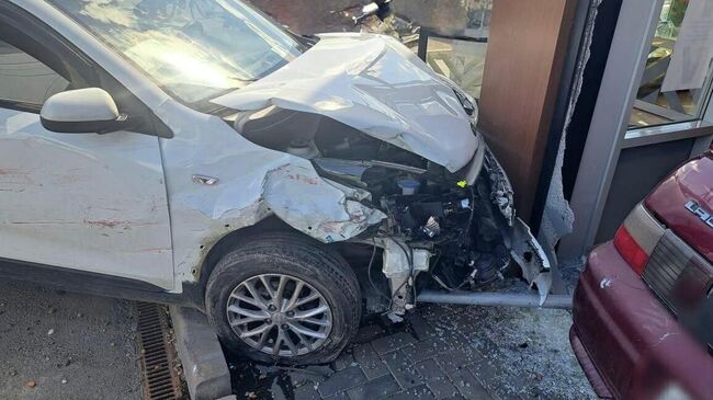 Два автомобиля въехали в витрину магазина в Славянске-на-Кубани