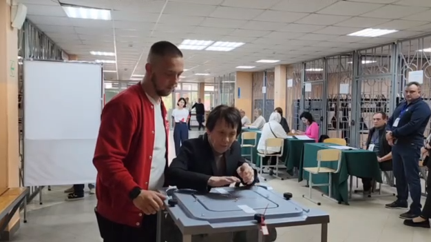 Волонтер на избирательном участке - РИА Новости, 1920, 14.09.2025