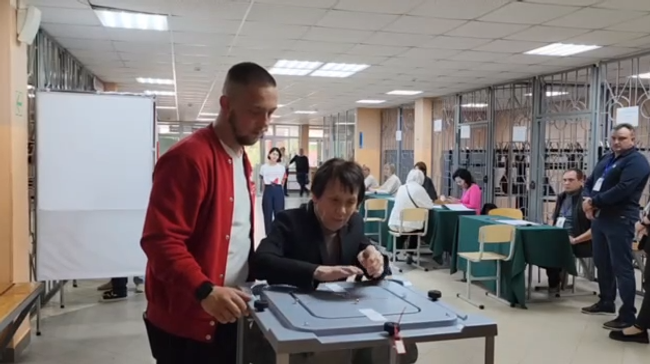 Волонтер на избирательном участке