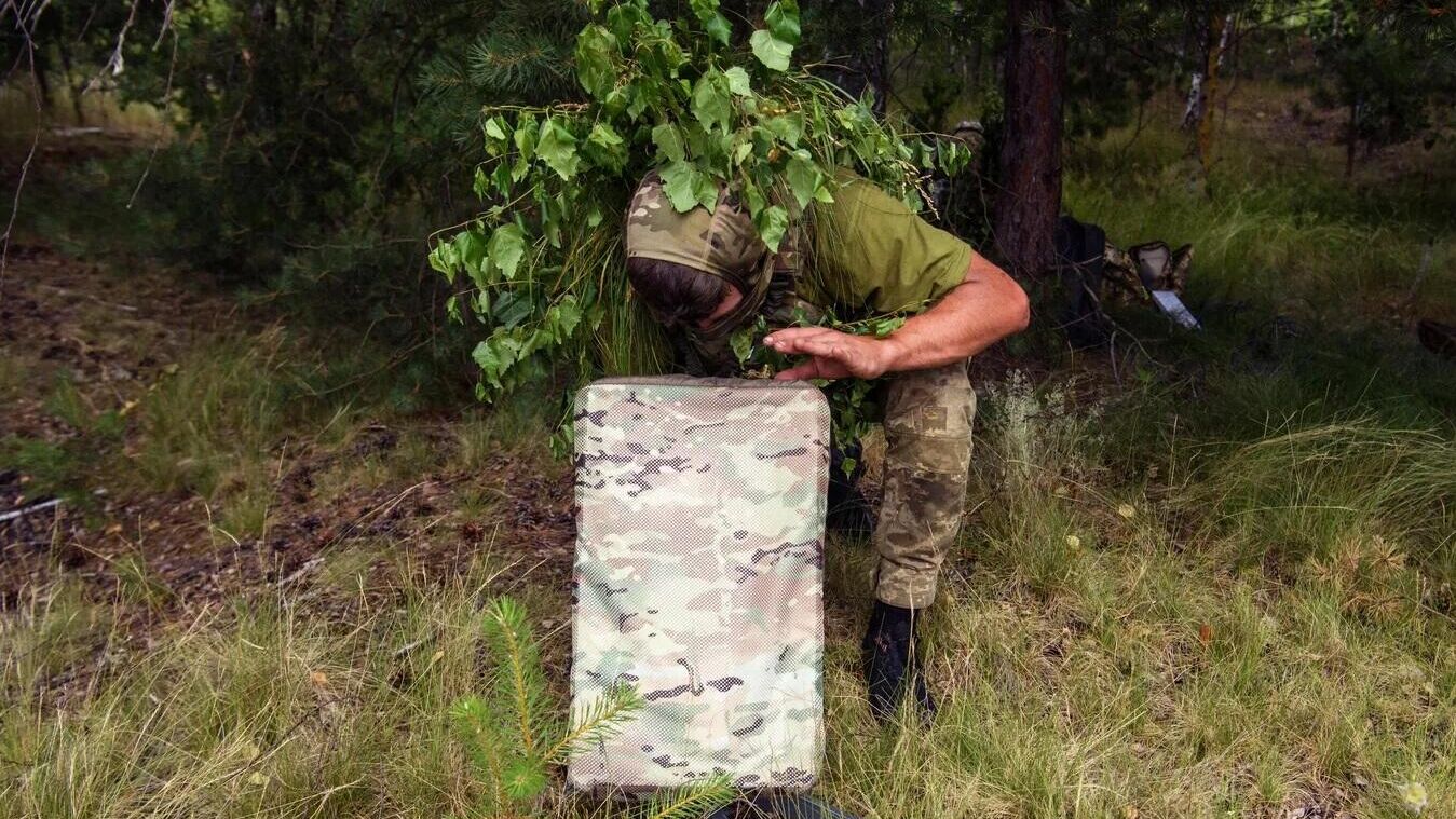 Украинский военный использует терминал Starlink - РИА Новости, 1920, 15.09.2025