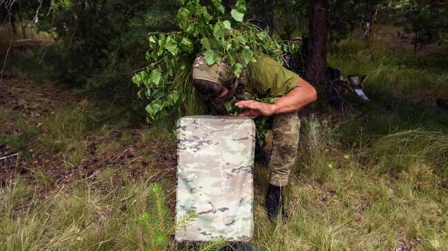 Украинский военный использует терминал Starlink