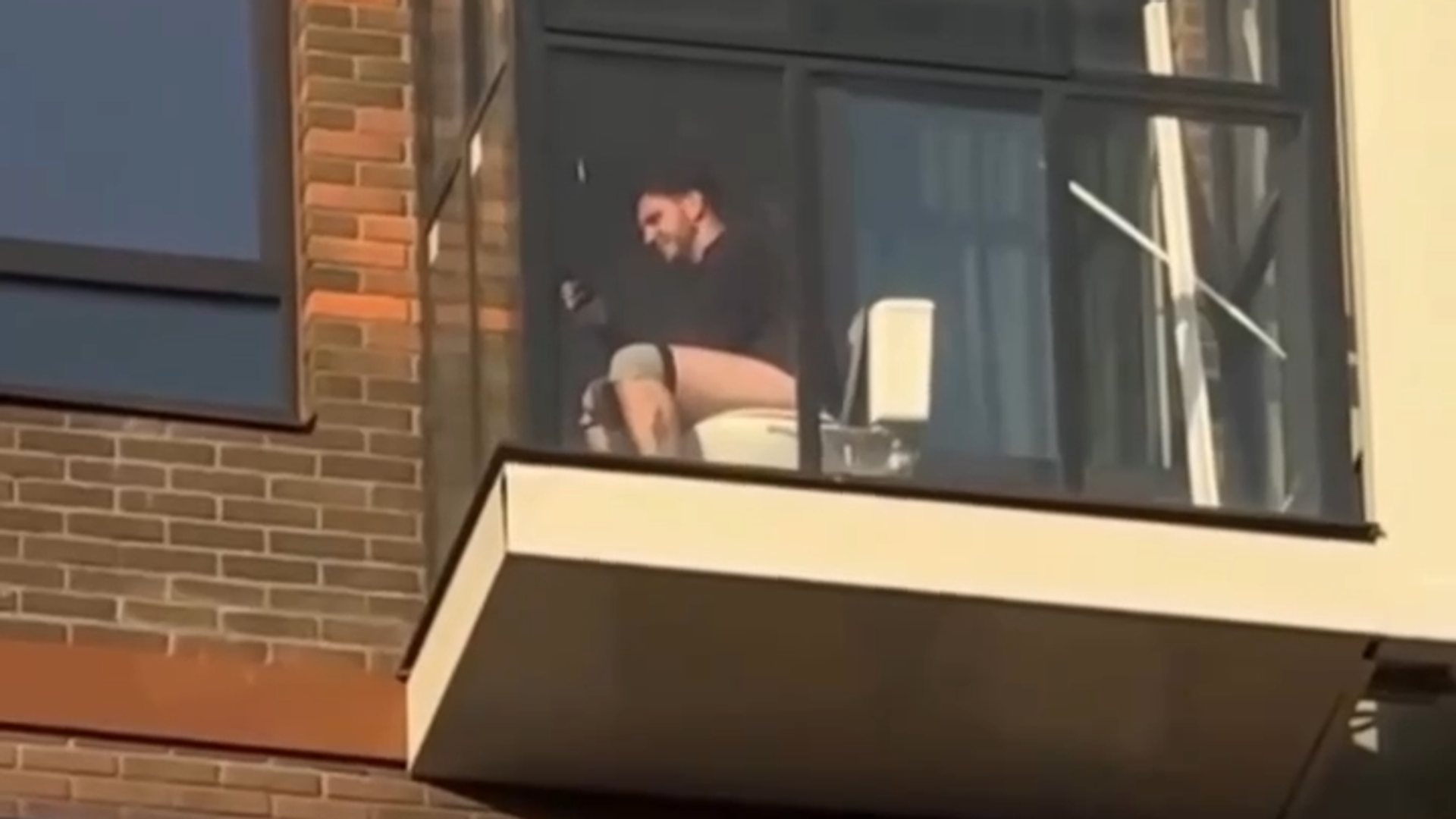 Туалет на балконе - РИА Новости, 1920, 18.09.2025