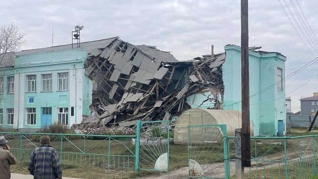 Школа обрушилась