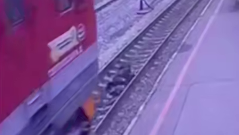 Мужчина упал на железную дорогу в Тюмени - РИА Новости, 1920, 04.10.2025