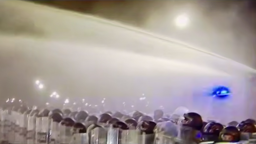 Грузинский спецназ применяет водомет против протестующих - РИА Новости, 1920, 04.10.2025