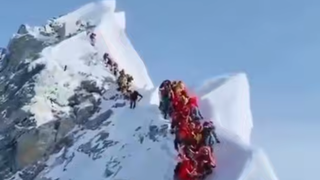 Альпинисты застряли на Эвересте