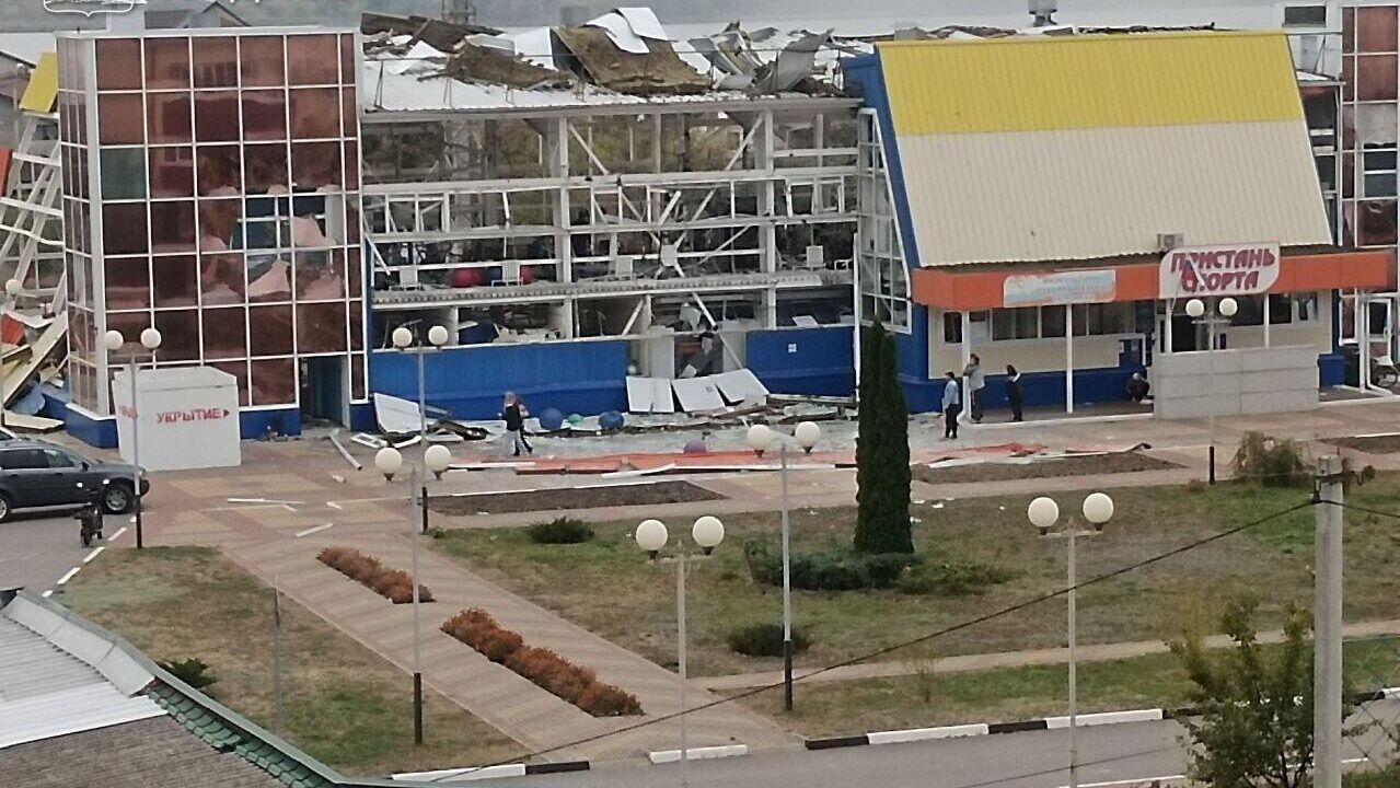 Частично разрушенное здание соцобъекта в Белгородской области - РИА Новости, 1920, 08.10.2025