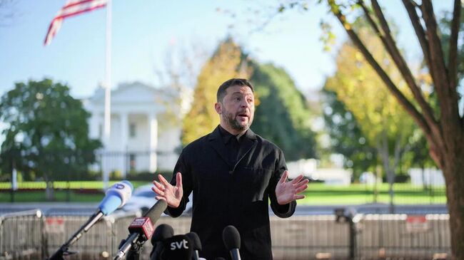 Владимир Зеленский выступает перед журналистами по итогам встречи с президентом США Дональдом Трампом. 17 октября 2025 года