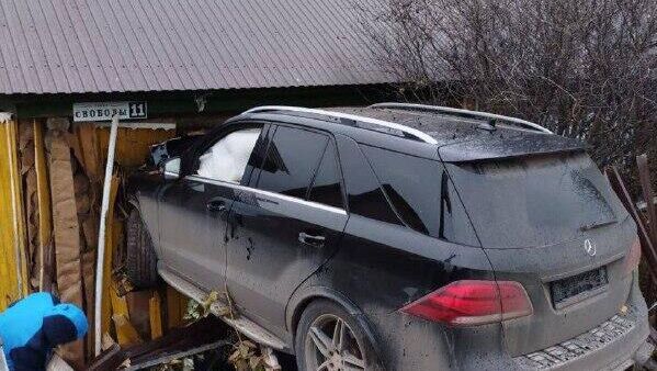 Внедорожник врезался в дом - РИА Новости, 1920, 19.10.2025