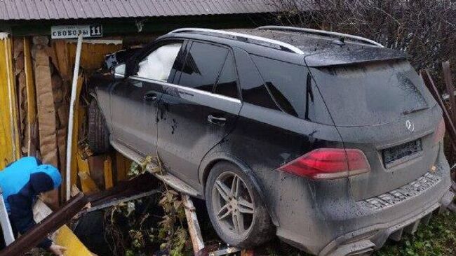 Внедорожник врезался в дом