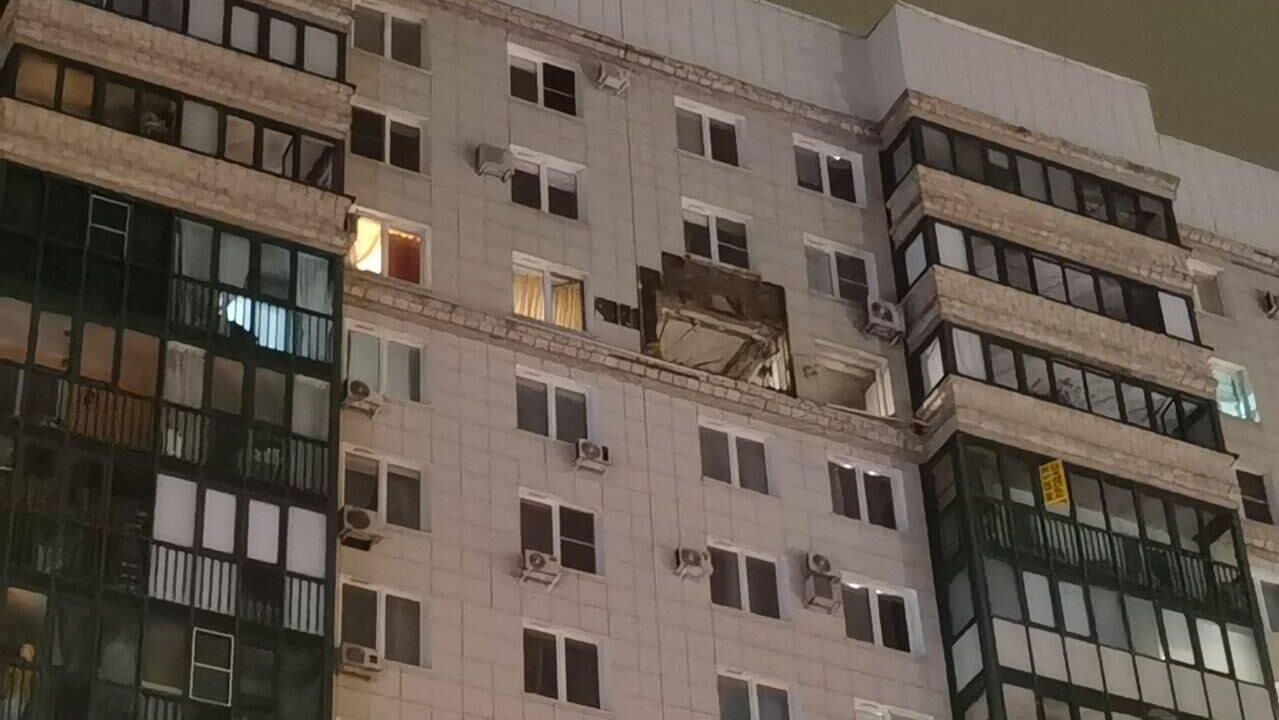 Дрон влетел в окно квартиры - РИА Новости, 1920, 01.12.2025