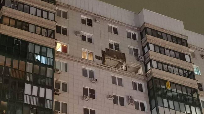 Дрон влетел в окно квартиры Дрон влетел в окно квартиры