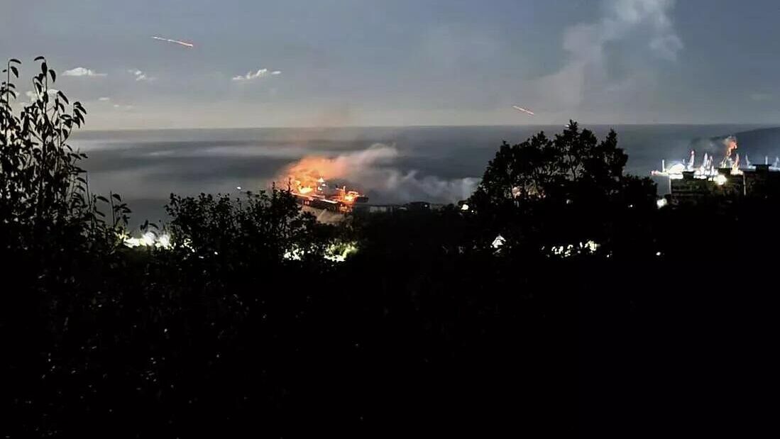 Пожар в порту Туапсе после атаки украинских БПЛА - РИА Новости, 1920, 02.11.2025