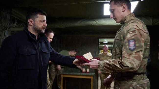 Награждение боевиков Силы Свободы с нацистскими символами СС