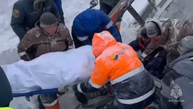 Эвакуация геолог из-под снежных завалов на Камчатке