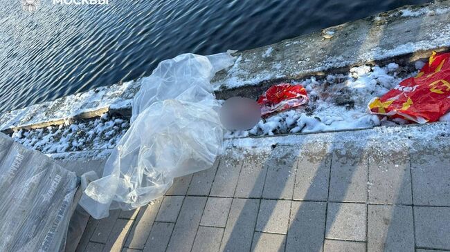 Голова человека в пакете