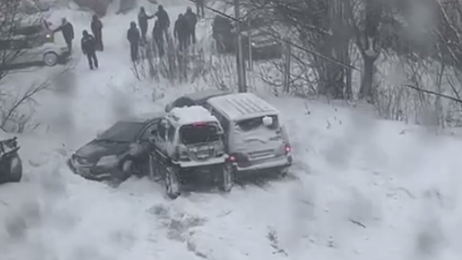 ДТП в заснеженном Петропавловске-Камчатском - РИА Новости, 1920, 18.11.2025