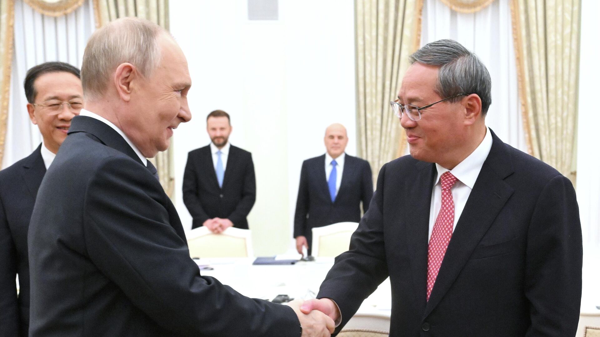 Президент Владимир Путин встретился с главами делегаций Совета глав государств – членов ШОС - РИА Новости, 1920, 18.11.2025