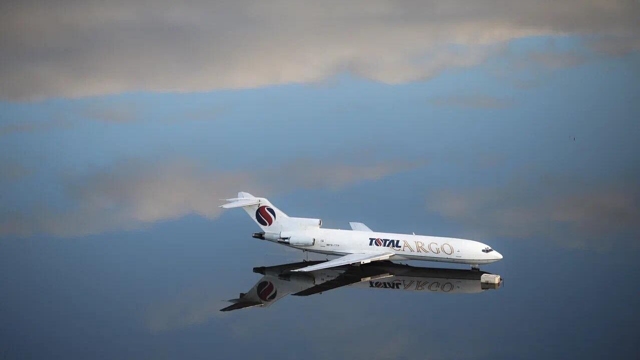 Самолет на взлетной полосе затопленного аэропорта, Ансельмо Кунья душ Сантуш, Бразилия - РИА Новости, 1920, 30.03.2026