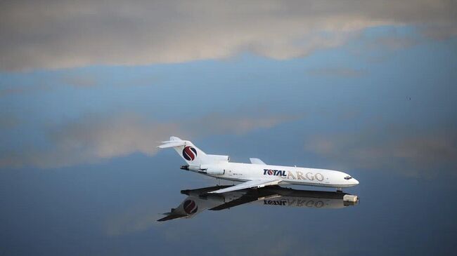 Самолет на взлетной полосе затопленного аэропорта, Ансельмо Кунья душ Сантуш, Бразилия Самолет на взлетной полосе затопленного аэропорта, Ансельмо Кунья душ Сантуш, Бразилия