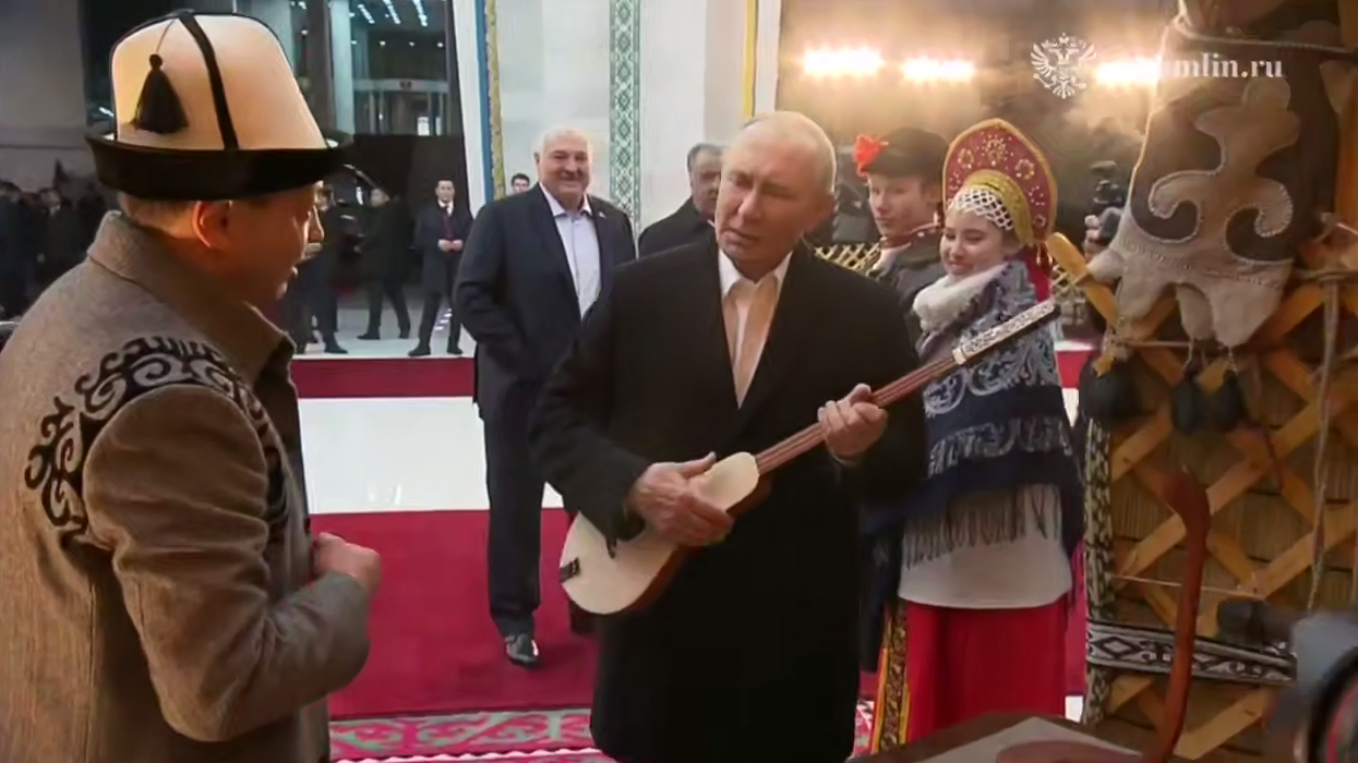 Владимир Путин играет на киргизском комузе - РИА Новости, 1920, 26.11.2025