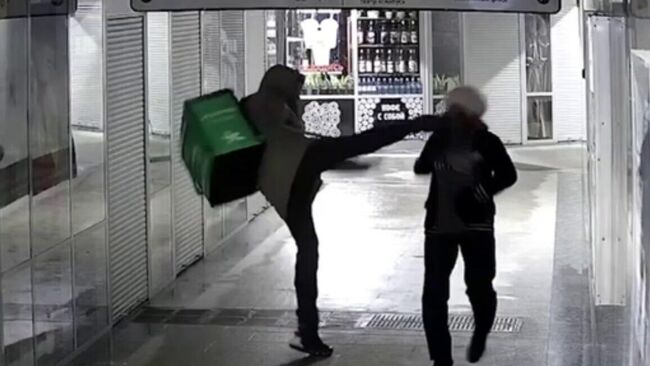 Курьер ударил в лицо пожилой женщине в Новосибирске