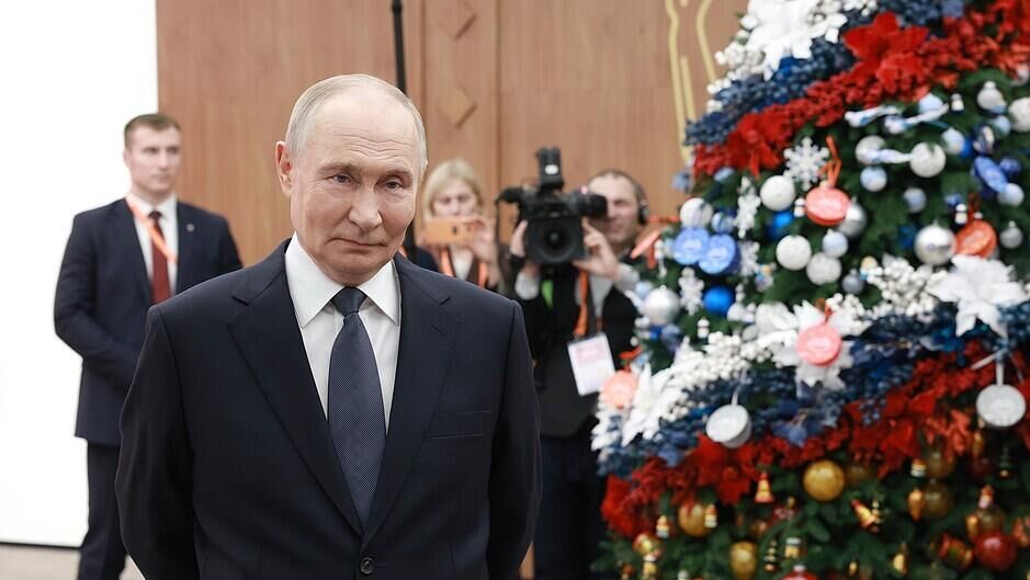 Путин принял участие во всероссийской новогодней акции Ёлка желаний - РИА Новости, 1920, 03.12.2025