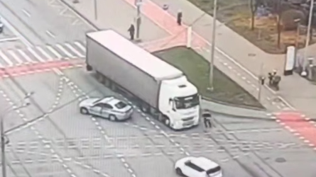 Гаишник забрался в кабину фуры и предотвратил ДТП - РИА Новости, 1920, 07.12.2025