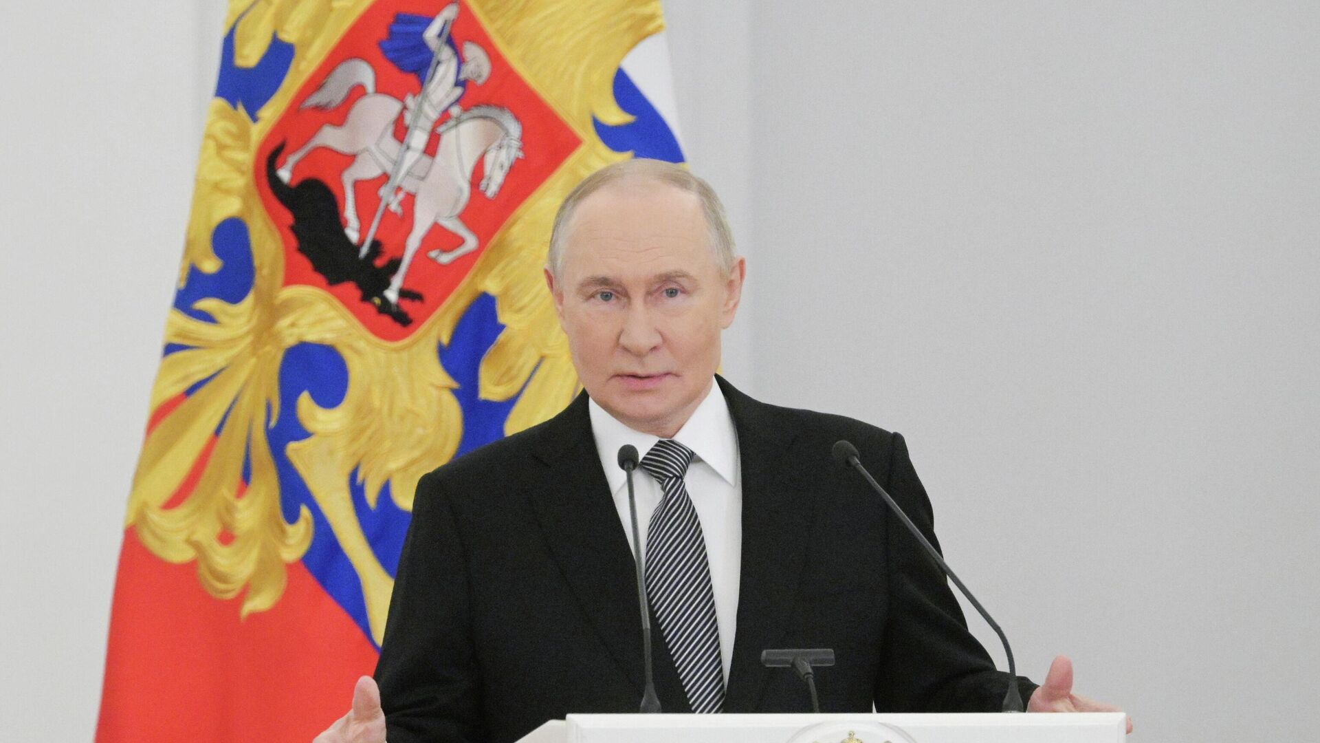 Президент Владимир Путин вручил Героям России медали Золотая Звезда - РИА Новости, 1920, 09.12.2025