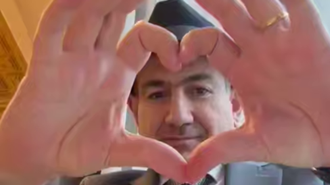 Пашинян слушает Ласковый май у окна с видом на Лубянскую площадь