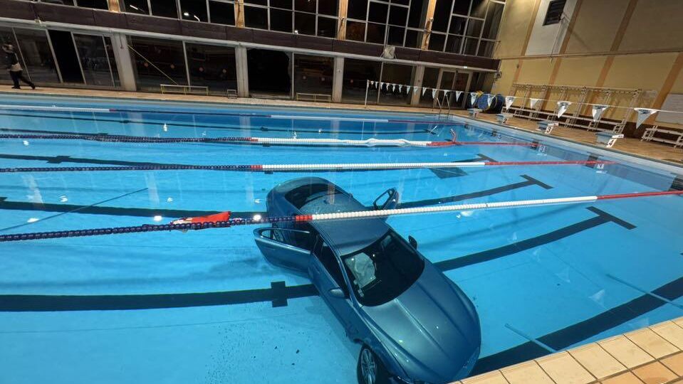 Во Франции женщина на автомобиле влетела в здание муниципального бассейна - РИА Новости, 1920, 13.12.2025