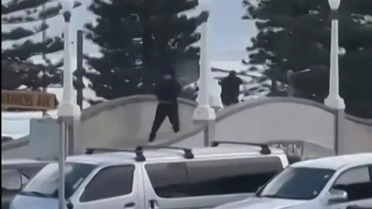 Террористы ведут огонь в Сиднее - РИА Новости, 1920, 15.12.2025