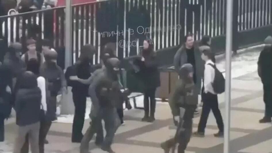 Сотрудники правоохранительных органов на территории Успенской СОШ в поселке Горки--2 - РИА Новости, 1920, 16.12.2025