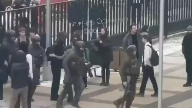 Сотрудники правоохранительных органов на территории Успенской СОШ в поселке Горки--2 Сотрудники правоохранительных органов на территории Успенской СОШ в поселке Горки--2