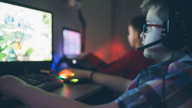 Подросток компьютерная игра - РИА Новости, 1920, 17.12.2025