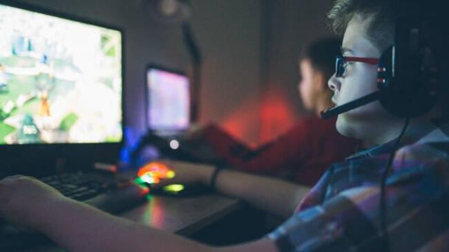 Подросток компьютерная игра