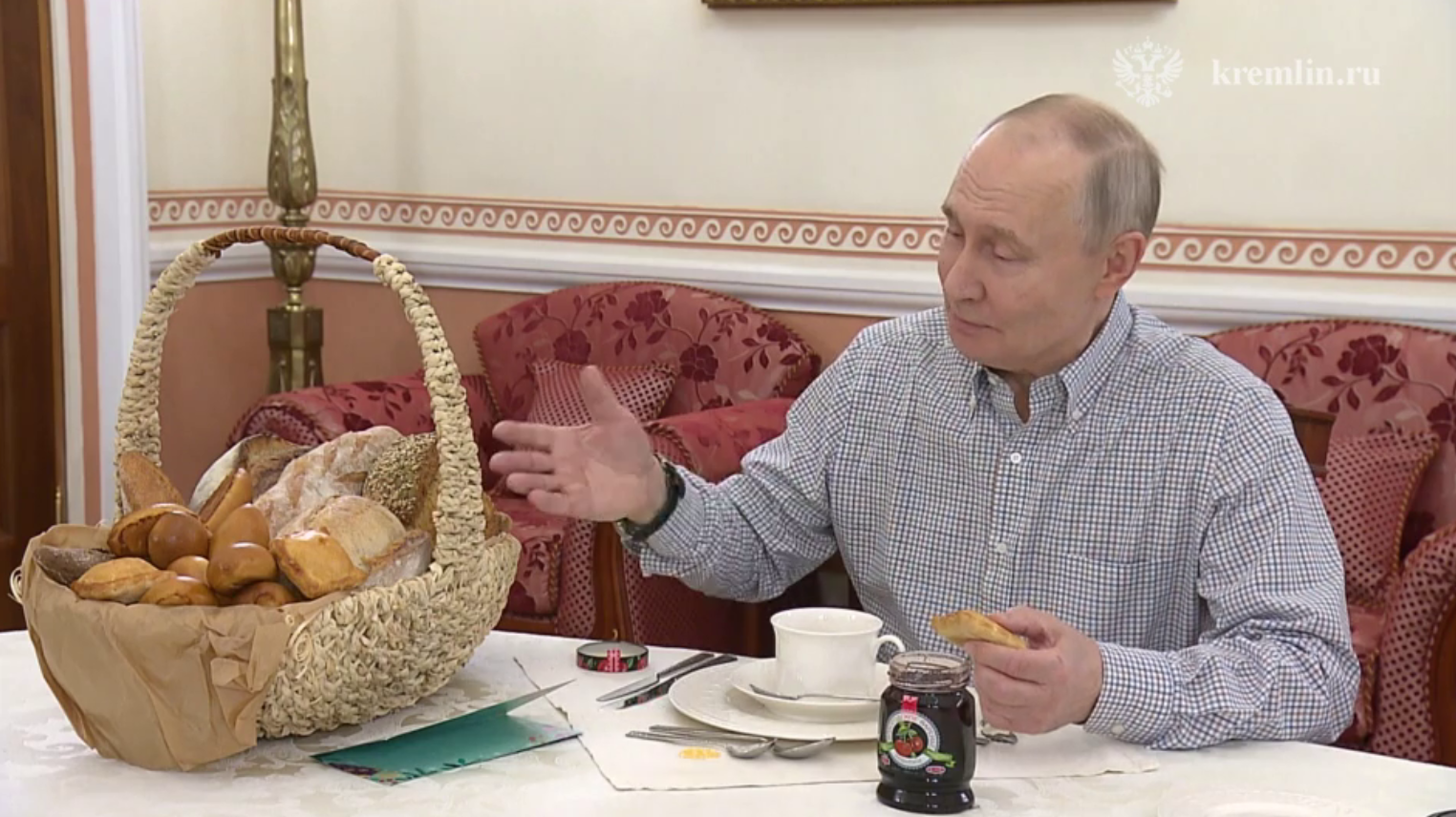 Путин попробовал выпечку из люберецкой пекарни - РИА Новости, 1920, 28.01.2026