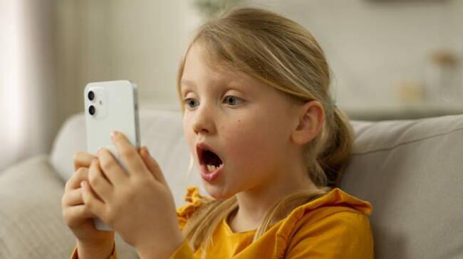 ребенок со смартфоном