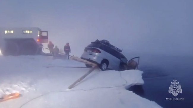 В Якутии достали из реки провалившийся под лёд автомобиль с погибшим ребенком
