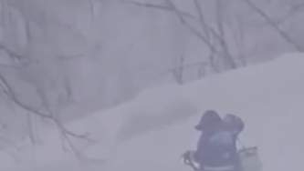 На Камчатке медик пробился через метровые сугробы к станции переливания крови - РИА Новости, 1920, 27.12.2025