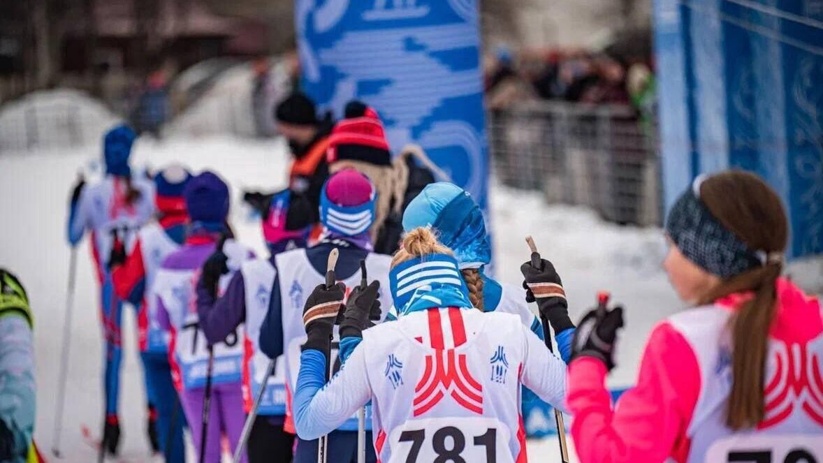 На старт Открытой лыжной гонки в ЮВАО вышло порядка 1000 жителей - РИА Новости, 1920, 28.12.2025