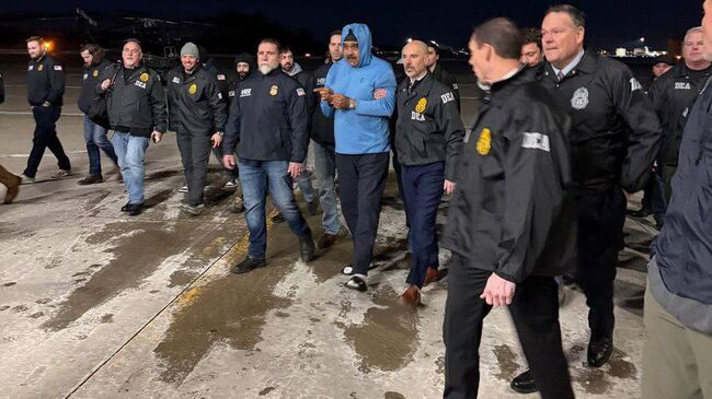 Николаса Мадуро и его жену сопровождают в офис DEA в Нью-Йорке
