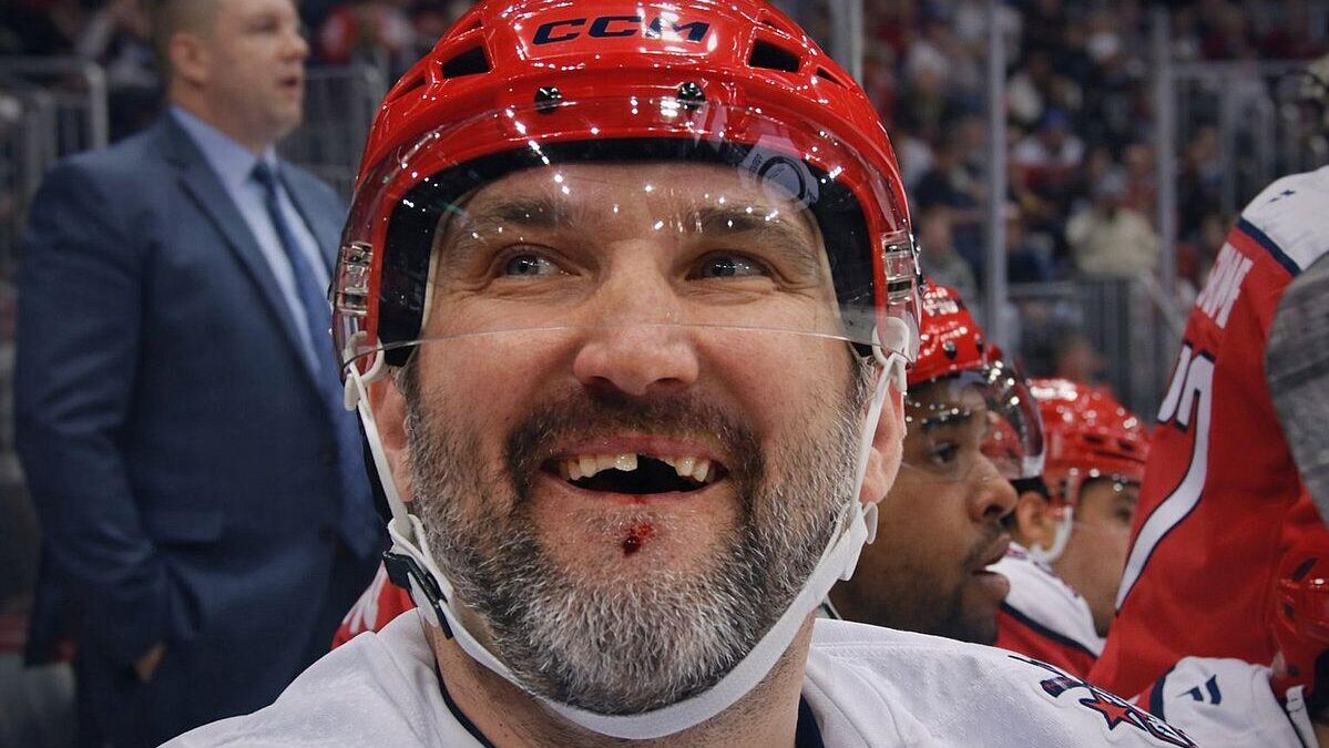 Овечкин получил клюшкой в лицо и лишился еще одного зуба - РИА Новости, 1920, 04.01.2026