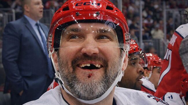 Овечкин получил клюшкой в лицо и лишился еще одного зуба