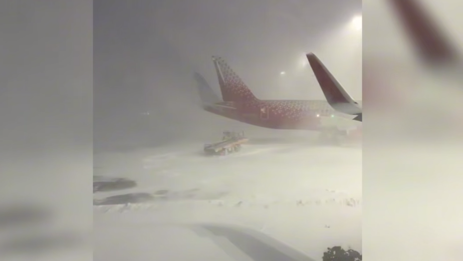 В Казани из-за сильной метели задерживаются десятки авиарейсов - РИА Новости, 1920, 04.01.2026